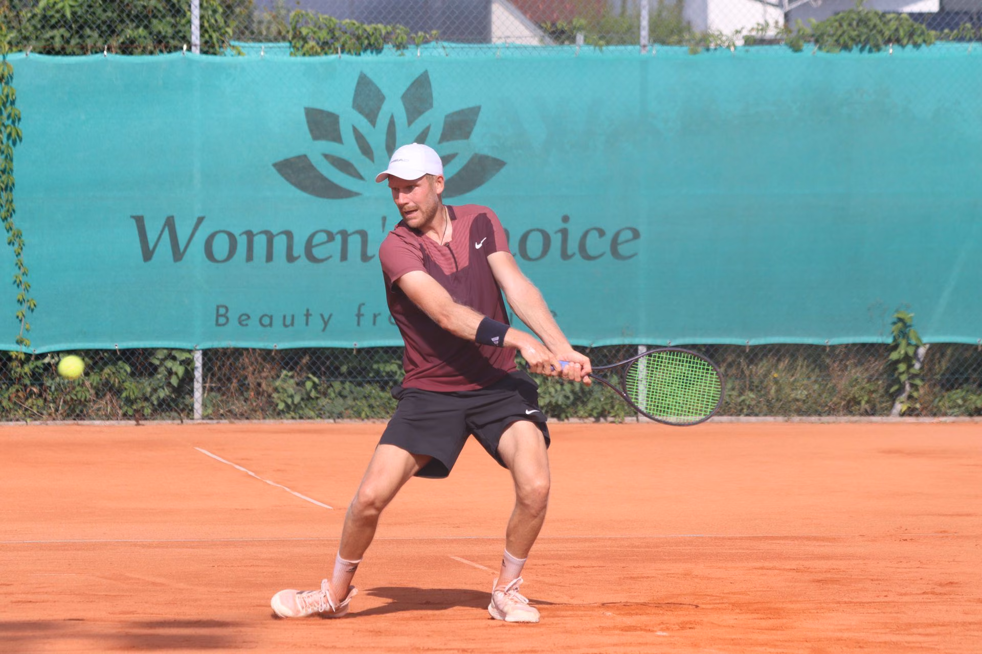 Spieler beim Alpencup vor der Sponsorenbande