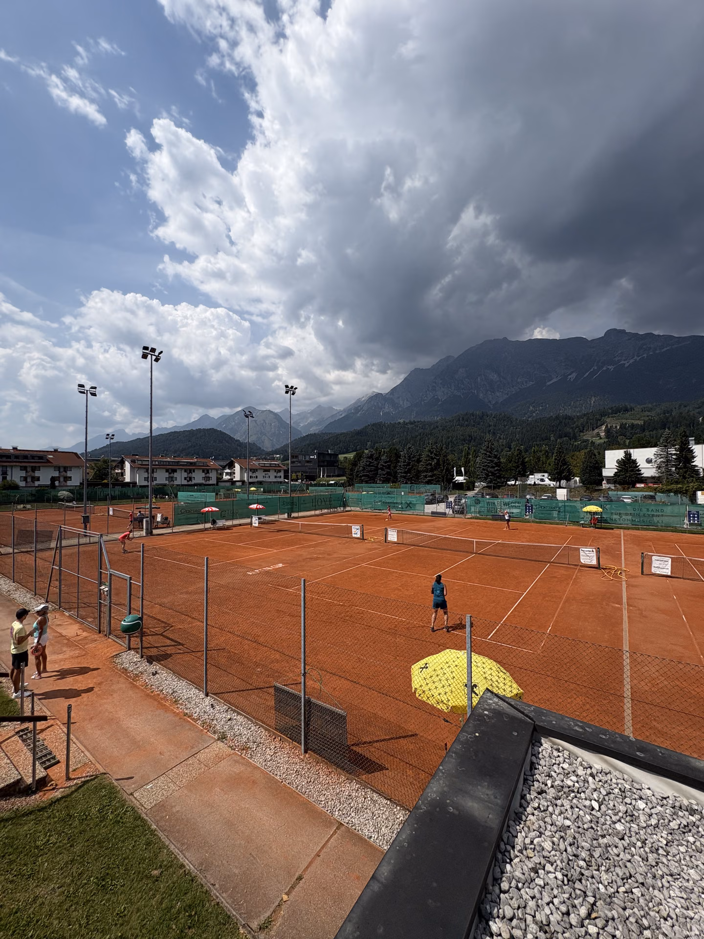 Alpencup in dramatischer Gewitterstimmung