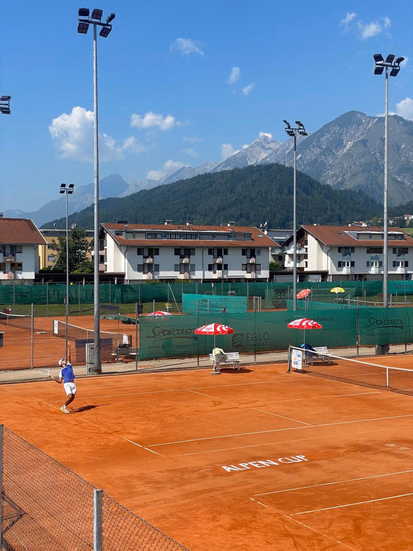 Weitwinkelaufnahme der Tennisanlage beim Alpencup