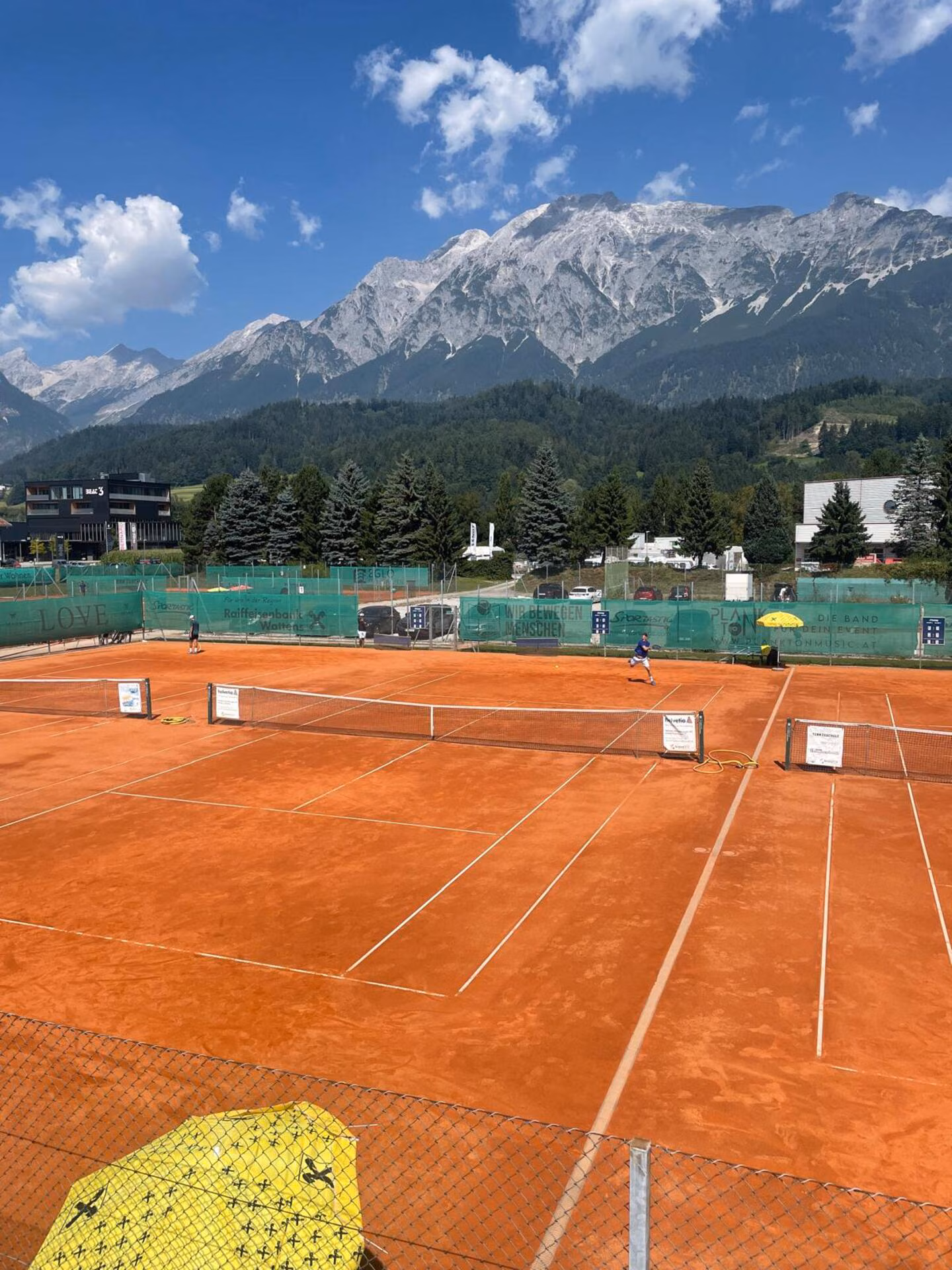 Tennisplätze des Alpencups vor Bergpanorama