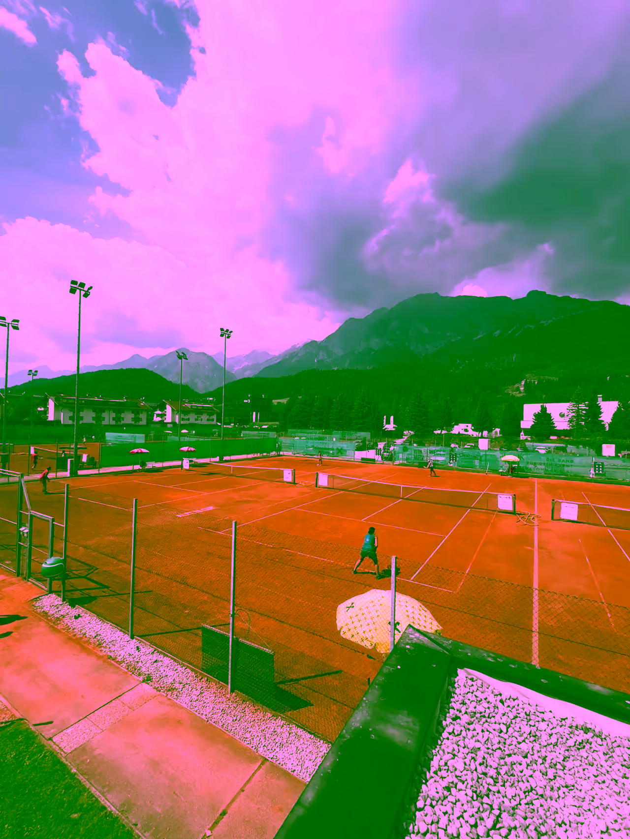 Tennisplätze des Alpencups bei aufziehendem Gewitter
