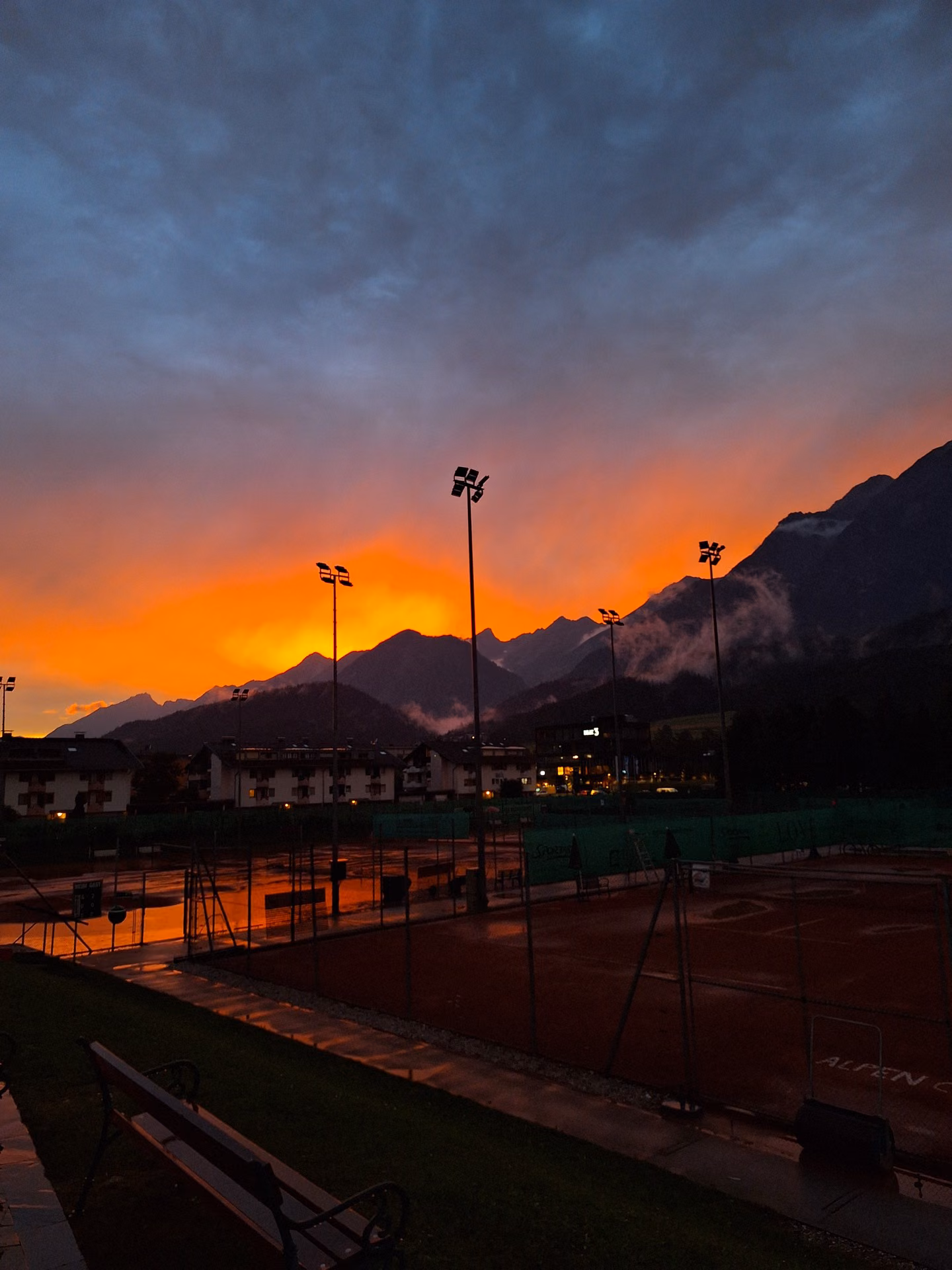 Alpencup bei Sonnenuntergang auf der Anlage des TC Wattens