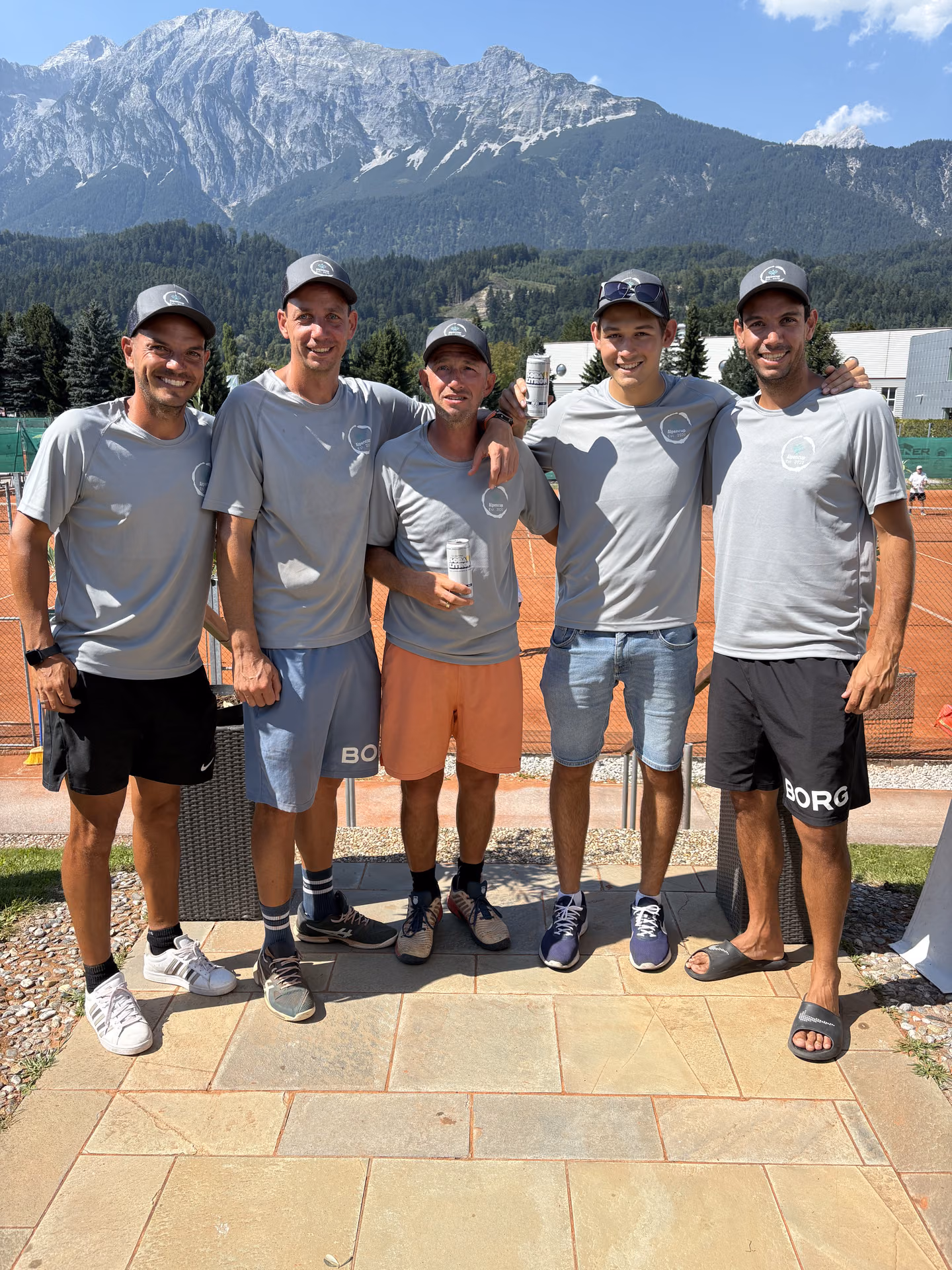 Team-Foto beim Alpencup auf dem Sandplatz